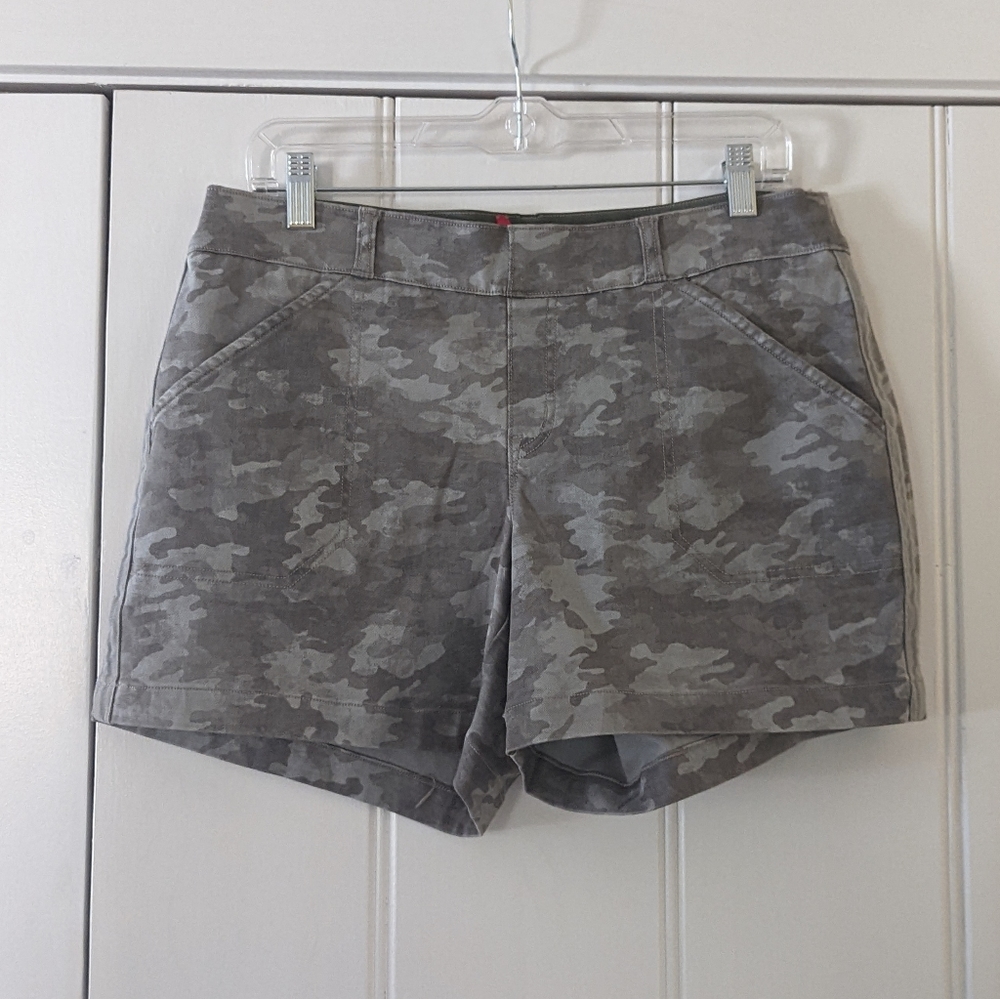 Spanx Camo Shorts Size Large